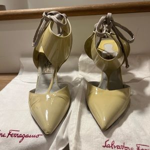 Salvatore Ferragamo Off White Patent Leather Pointed Toe Pumps Shoes Size 9.5